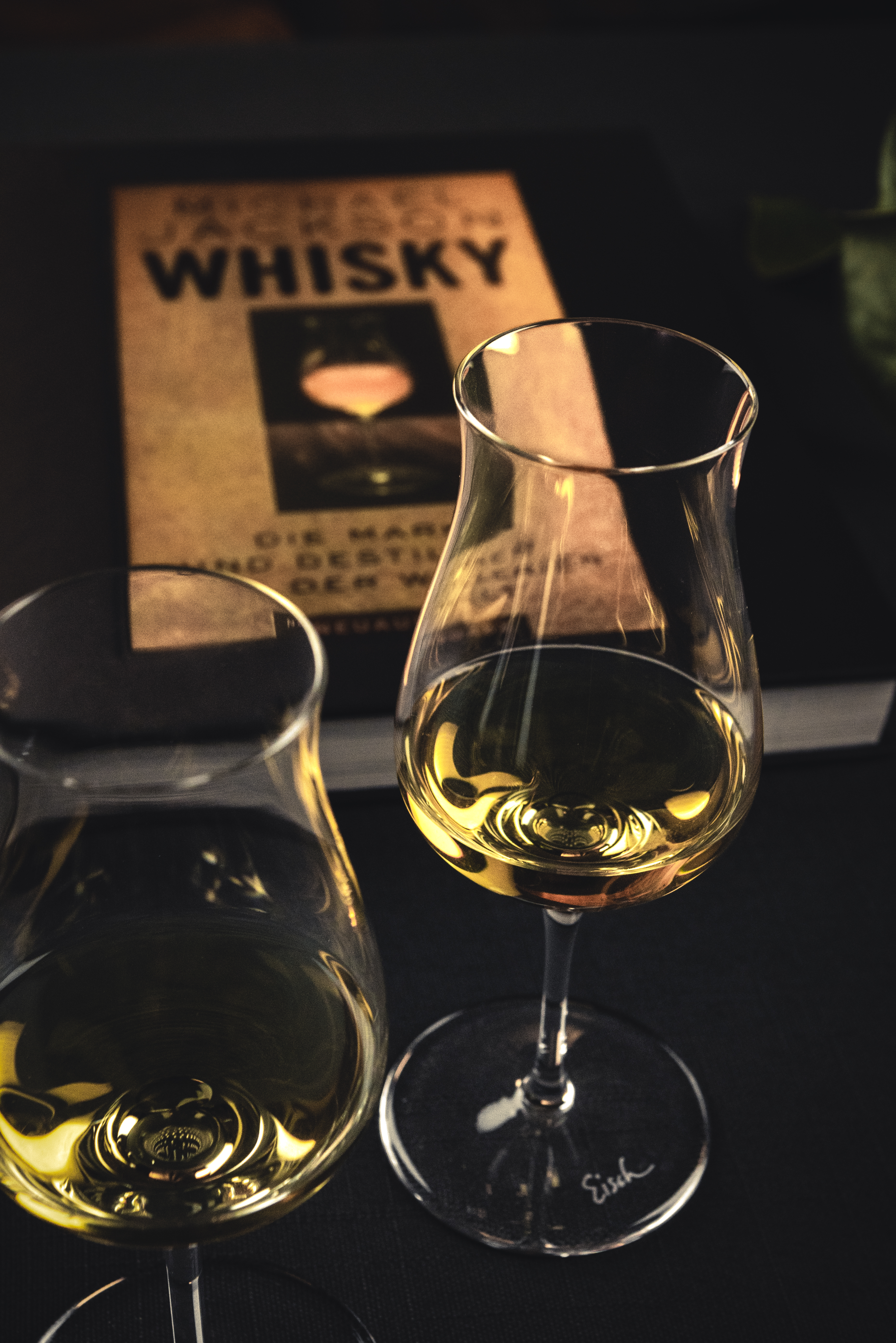 Zwei Matlwhiskygläser gefüllt mit Whisky