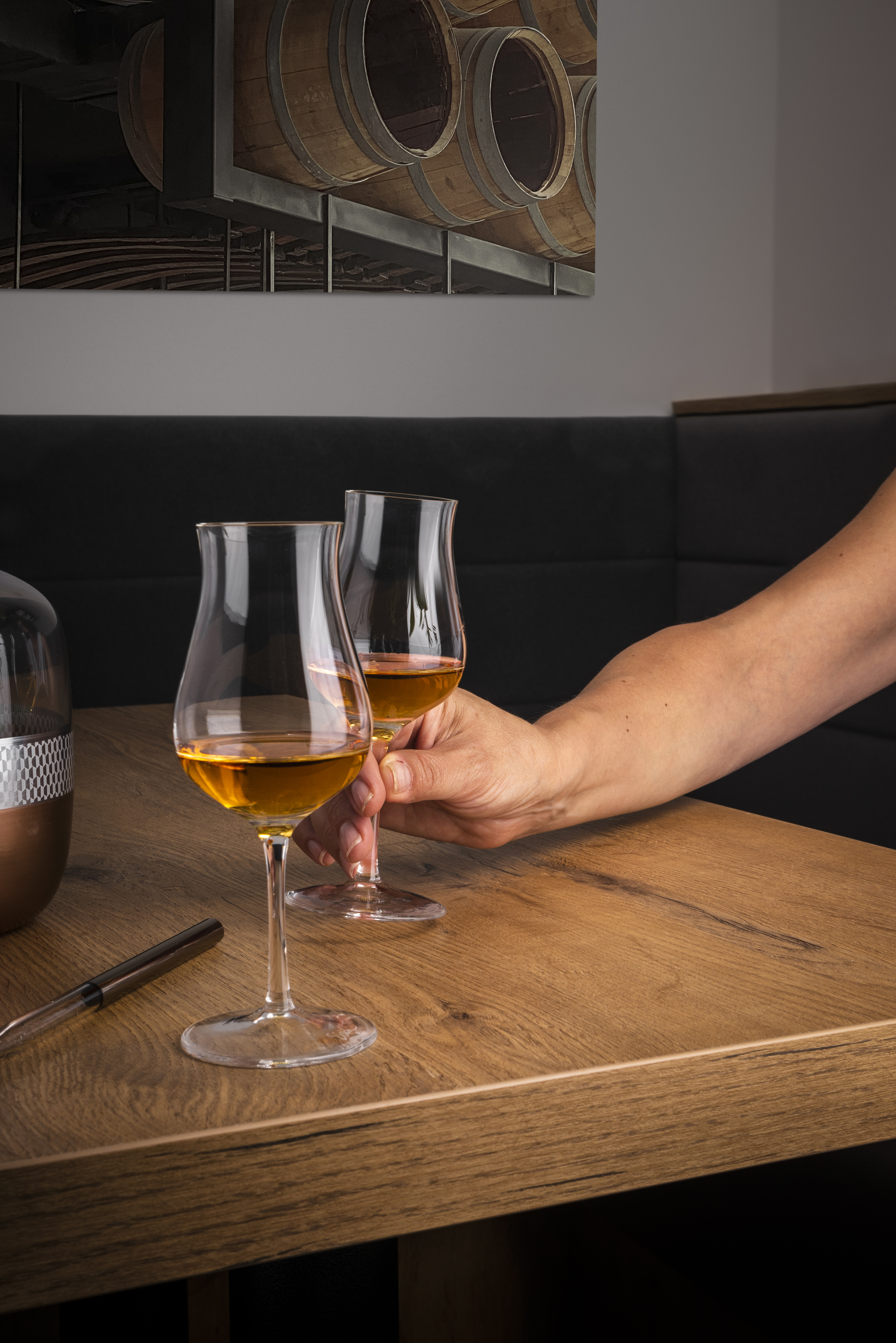 Zwei Maltwhiskygläser auf Tisch
