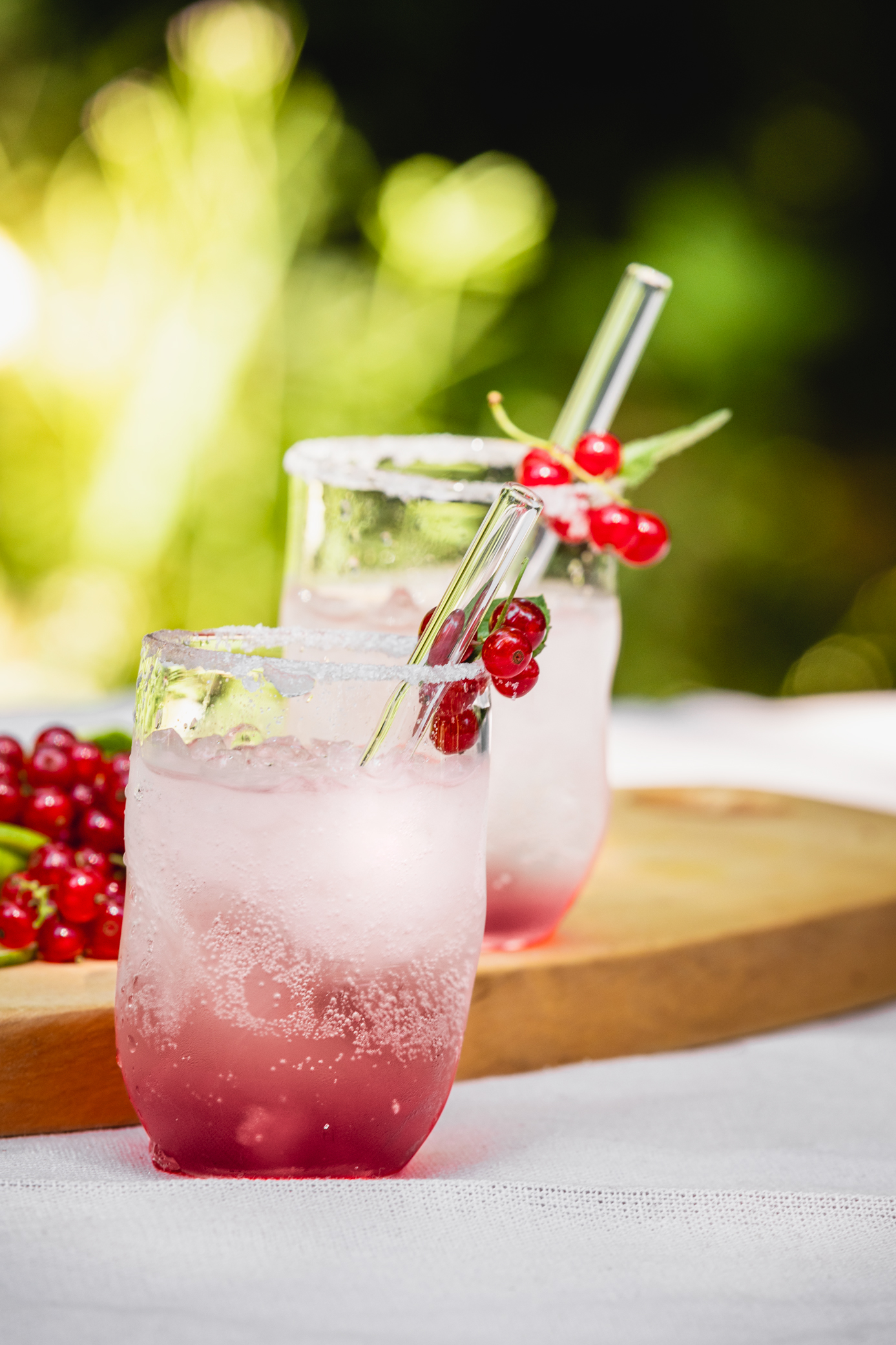 Zwei sommerlich anmutende Unikbecher mit Johannisbeeren