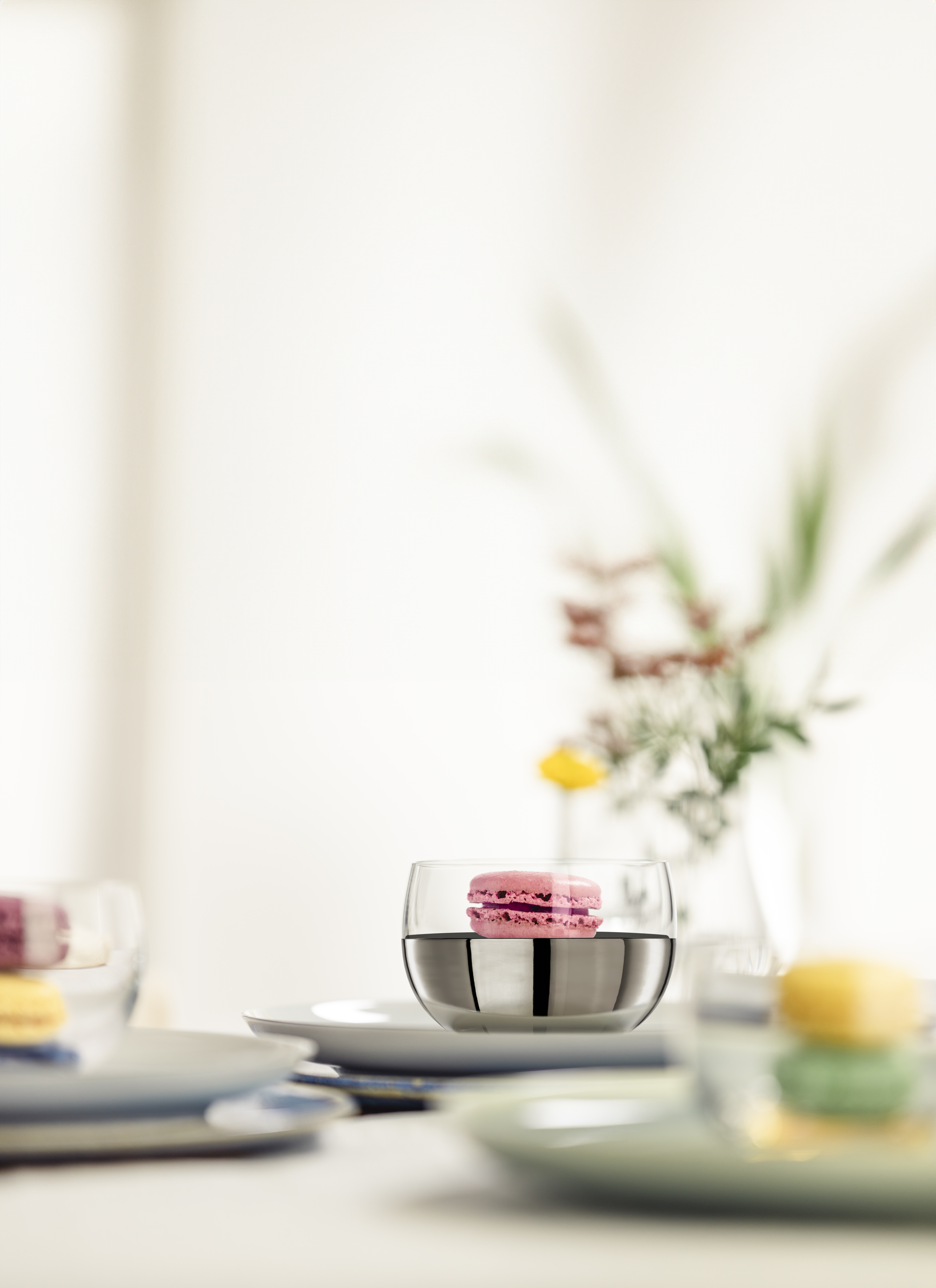 Dessertschale in platin mit rosa macaron darin