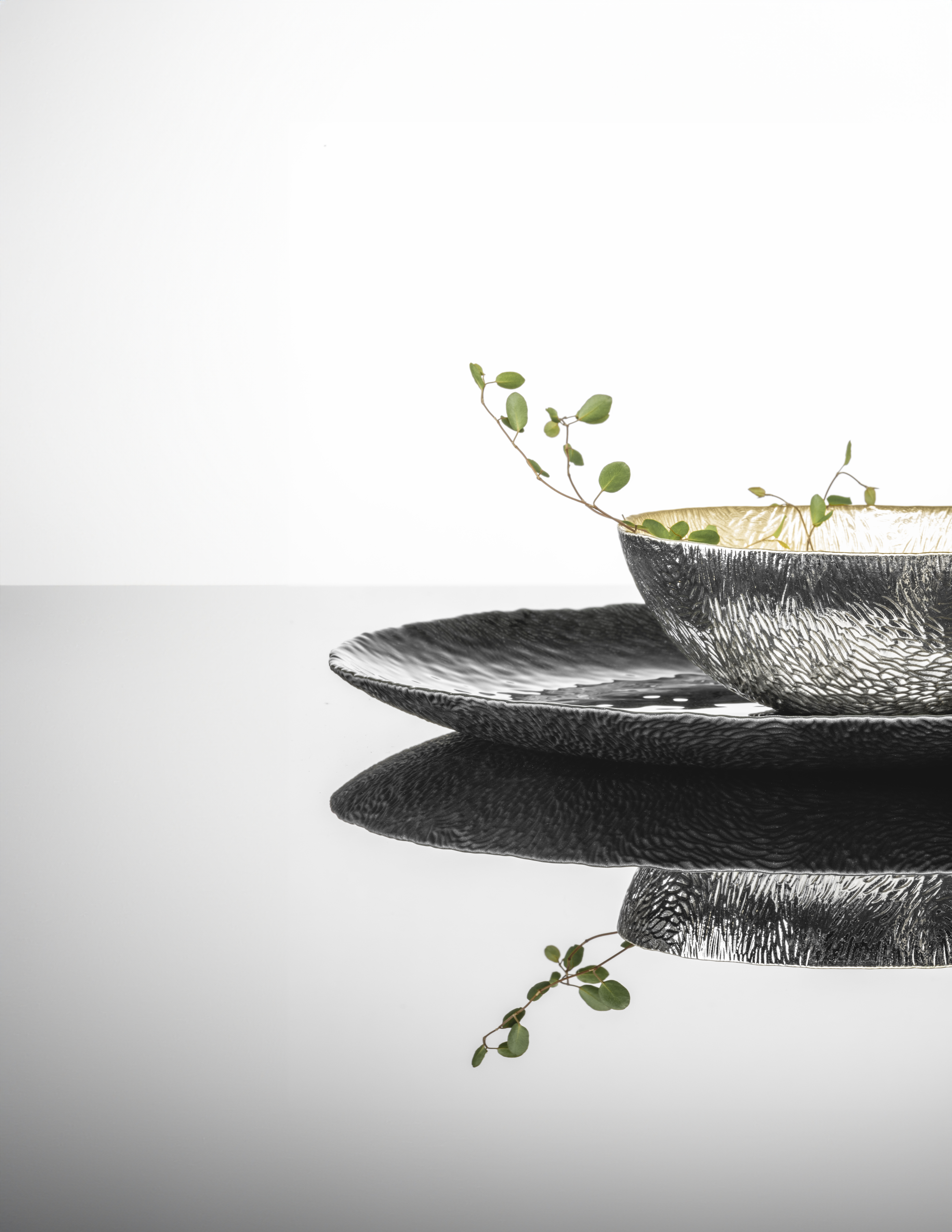 Silver Sen bowl in black Sen plate