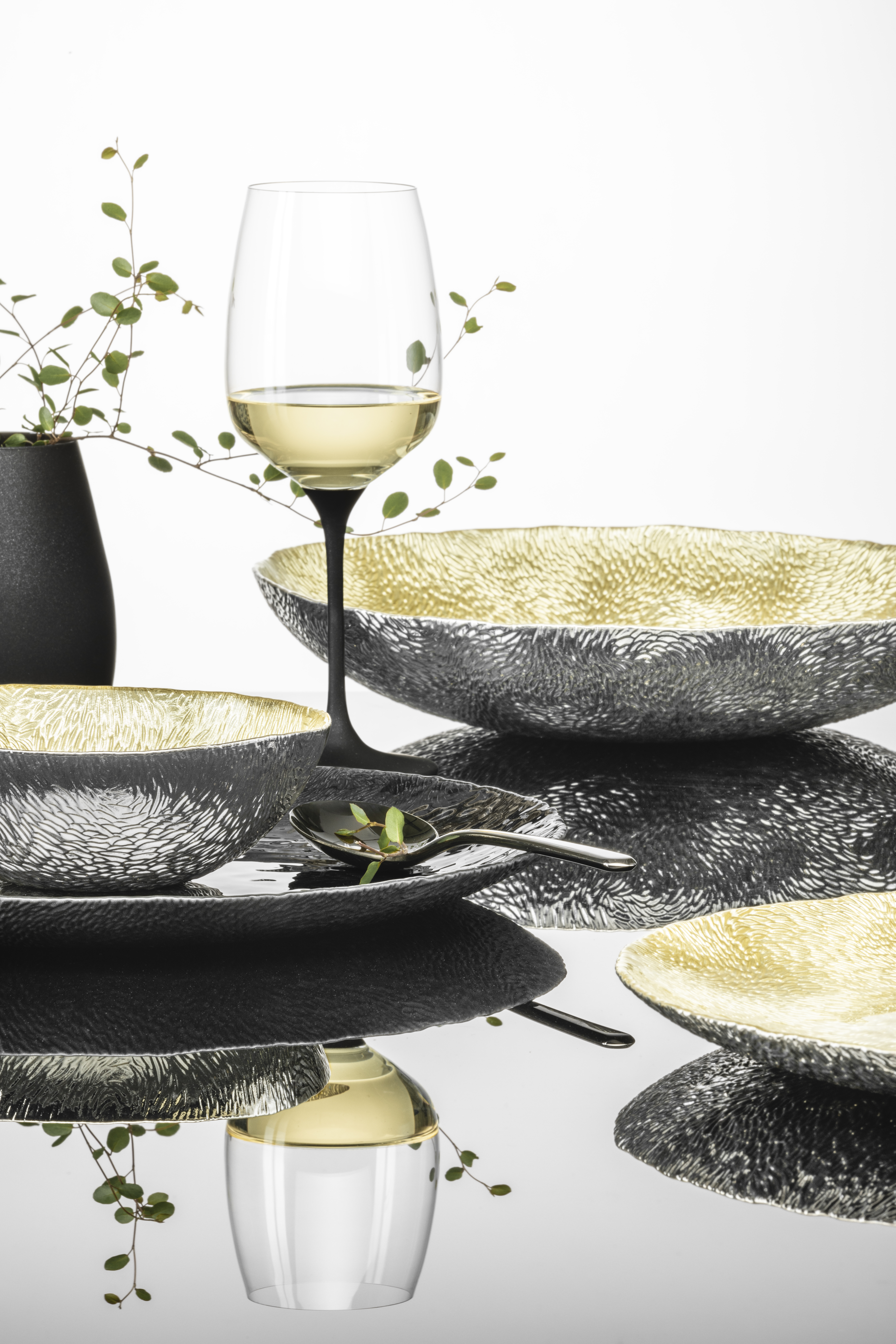 Table in silver/black with bowls and wine glass