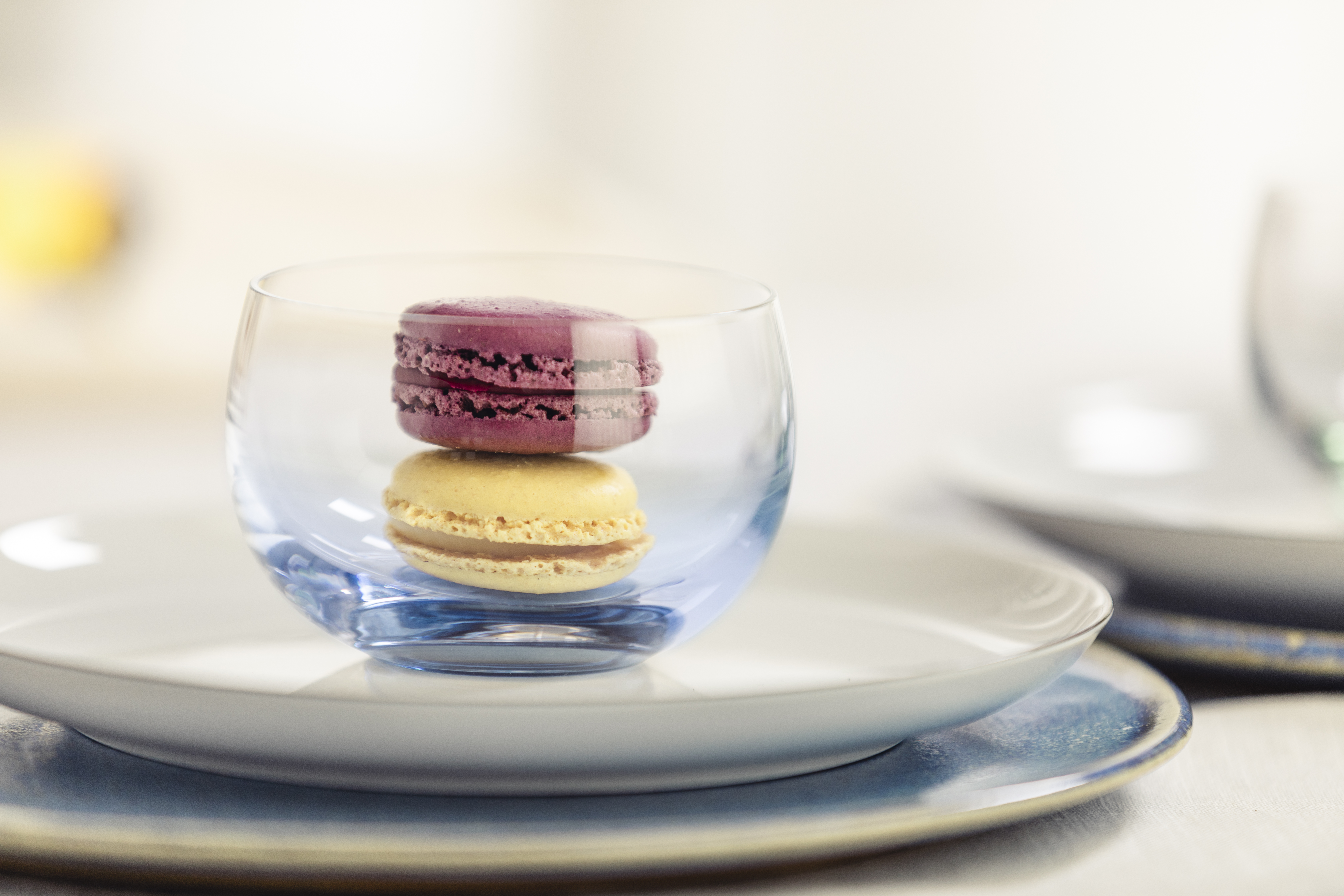 Blaue Dessertschale mit zwei Macarons darin