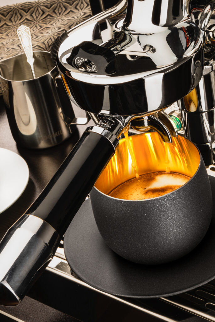 Genießen Sie Ihren Cappuccino aus den Eisch Cosmo Gold Kaffeegläsern