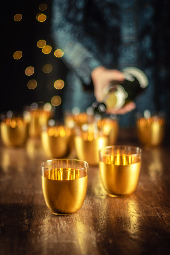 Champagner aus Gold Bechern mit 24-kt-Gold Auflage