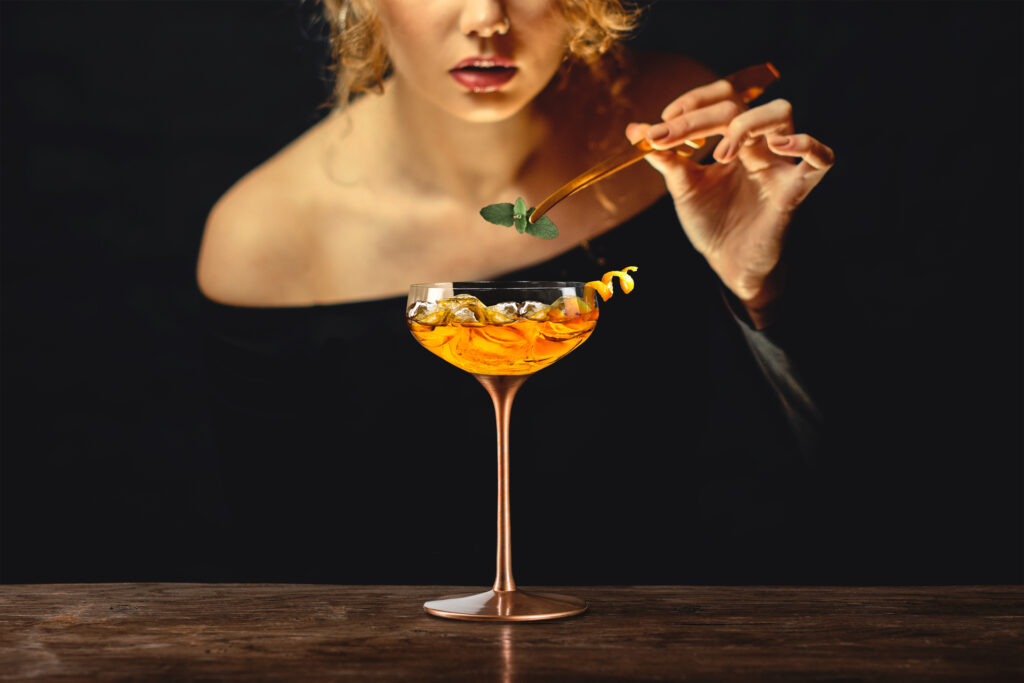 Cocktails aus Gläsern mit Edelmetall