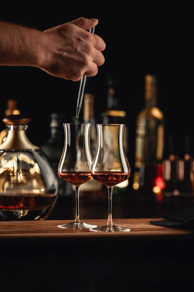 Genießen Sie Ihren Rum aus dem Jeunesse Rumglas und erreichen Sie mit der Whisky / Rum Pipette das perfekte Aroma