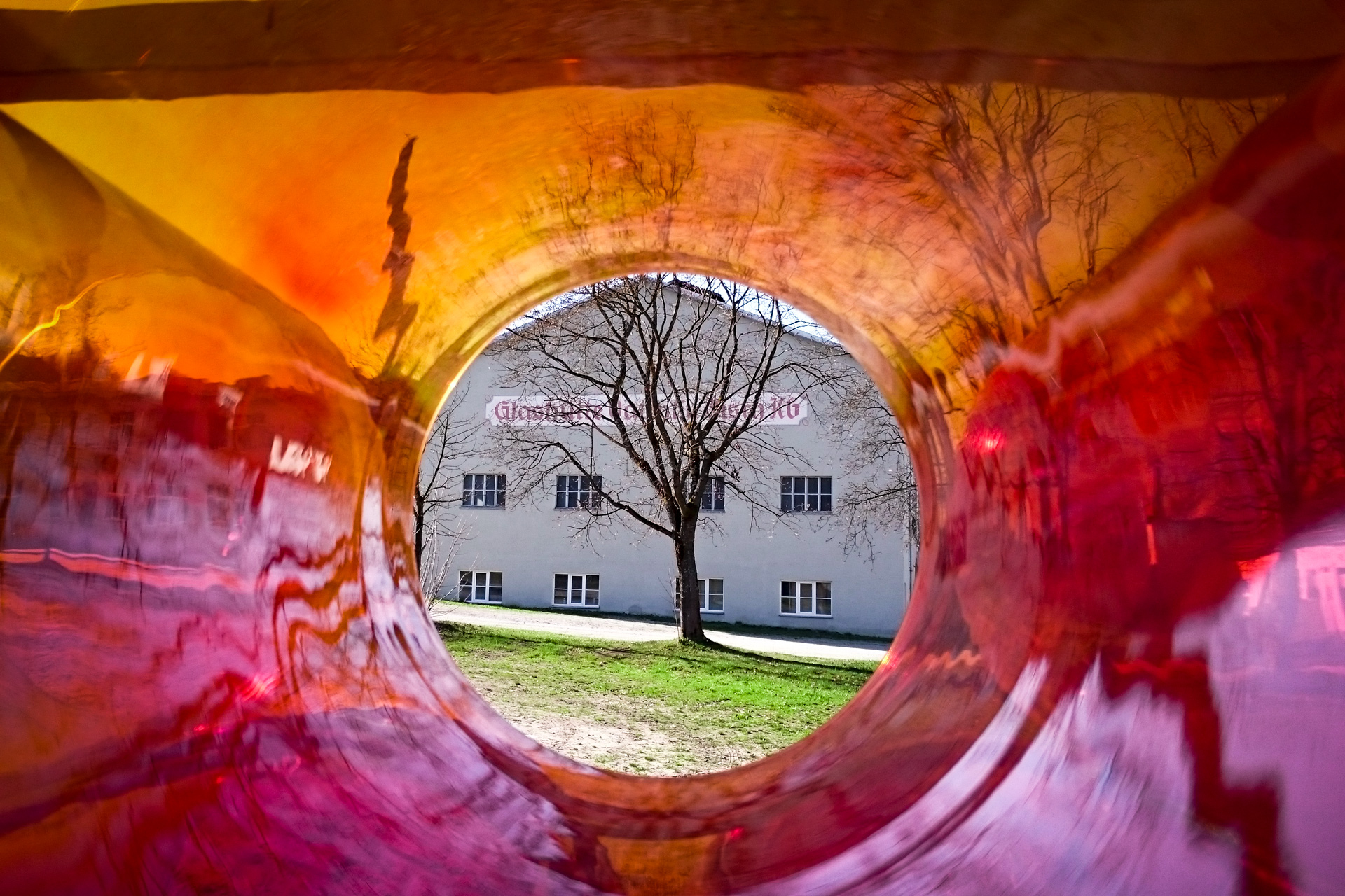 Kunstwerk aus Glasröhren von Scott Chaseling in den Gläsernen Gärten beim Eisch Gelände