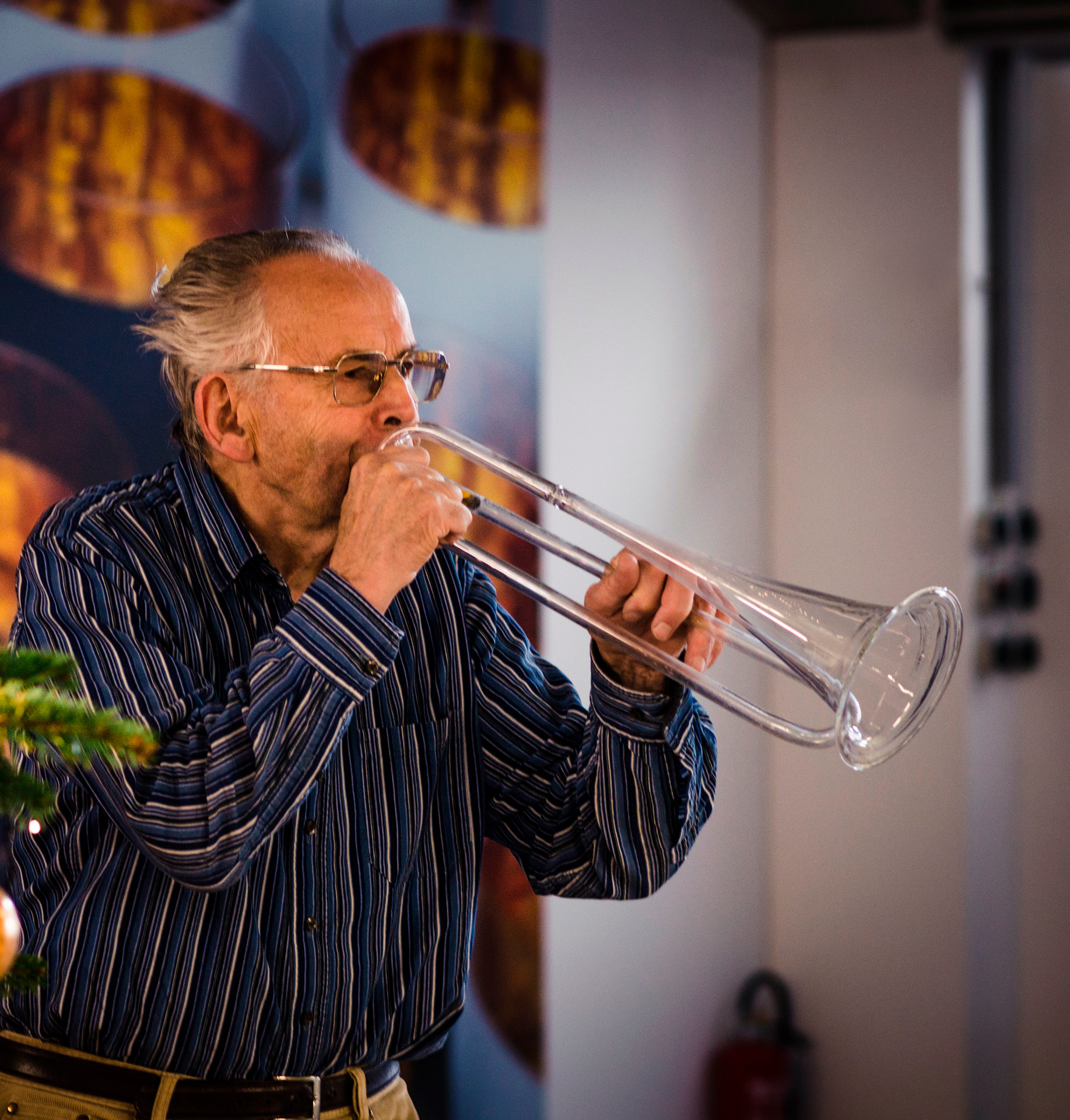 Alfons Eisch mit der Glastrompete bei der Führung durch die Eisch-Produktionswerkstätten
